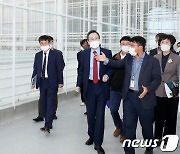 '실증온실 살펴보는 송하진 도지사'