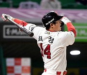 [포토] '403호' 쏘아 올리는 최정, 4경기 연속 홈런