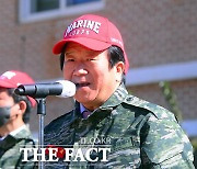'해병대 모자 쓴 국회의장님' 박병석 의장, 연평도 해병대 위문 방문 [TF사진관]
