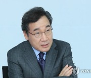 '잠행' 이낙연, 尹 직격 "전두환 옹호 망발..대선주자 행세 그만둬라"