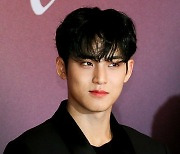 [포토] 세븐틴 민규, '앞머리 내림으로 섹시'