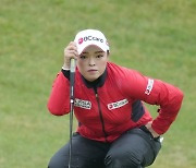 신중하게 그린을 살피는 장하나 [LPGA BMW 레이디스 챔피언십]