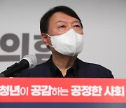 '전두환 옹호' 사과 후 '개에 사과 주는' 사진.. 위기 자초한 윤석열의 가벼움