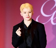 [포토] 세븐틴 우지, '캐럿에게 보내는 멋진 하트~'