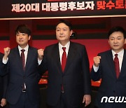 '개·사과'로 곤란한 尹, 이준석 "비단주머니 철저하게 준비하겠다"