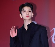 [MD포토] 세븐틴 조슈아 '완벽한 비주얼 손인사'