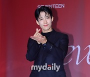 [MD포토] 세븐티 도겸 '정성껏 하트 포즈를'