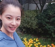 '조성윤♥' 윤소이, 만삭의 볼록한 배 이끌고 감 따기 "임산부 일상"