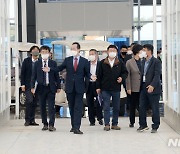 '익산 스마트팜 혁신밸리 유리온실 둘러보는 송하진 전북도지사와 관계자들'