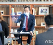 '스마트팜 혁신밸리 찾아 인사말 하는 송하진 전북도지사'