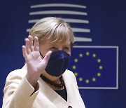 유럽연합 정상들, '16년만에 은퇴' 獨 메르켈에 기립박수