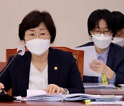 정영애 장관 '여가부 폐지론'에 "정치사건에 대응 잘못한 탓"