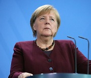 메르켈의 마지막 회의, EU 정상들 기립박수로 '환송'