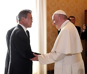 文 대통령, 프란치스코 교황 만난다..방북 등 한반도 평화 논의할 듯