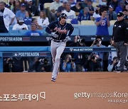 프리먼, 켈리 상대 선제 투런포 '쾅'..ATL 2-0 리드 [ALCS]