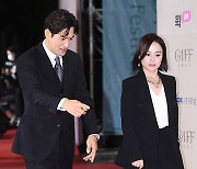 [TD포토] 이혜은 에스코트하는 오지호