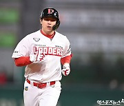 '4G 연속 홈런' 최정, 시즌 35호포 쾅!..100타점 고지 점령