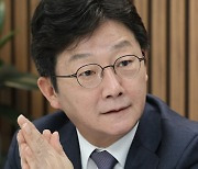 연합뉴스와 인터뷰하는 유승민 전 의원