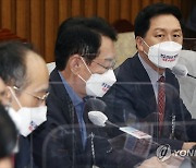 국정감사대책회의에서 발언하는 김기현