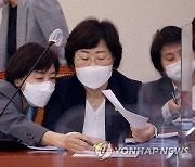 자료 검토하는 정영애 여성가족부 장관과 김경선 차관
