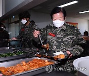 배식 받는 박병석 국회의장