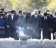민주당 이재명 후보, 노무현 전 대통령 묘역 참배