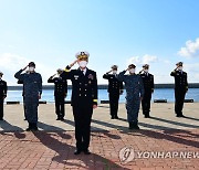 출항 신고하는 해군순항훈련전단 지휘부