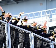 손 흔들어 인사하는 해군 사관생도들
