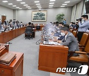 靑국감 앞두고 '영상 자료 재생' 공문 신경전..與 "관례" vs 野 "검열"