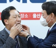 '시루떡 한 입 드세요'