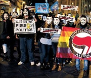 시위 상징 '가이 포크스' 가면, 영국 '화약 반역 음모'서 유래