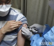 백신 접종완료율 70% 돌파..'위드 코로나' 첫발