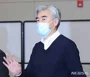 손 흔들며 입국하는 성김 美 국무부 대북특별대표