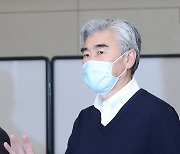 손 흔들며 입국하는 성김 美 국무부 대북특별대표