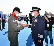 명예조종사 임명장 수여하는 박인호 공군참모총장