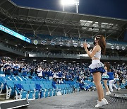 치어리더와 함께 열띤 응원을 펼치는 라이온즈파크 야구팬들 [사진]