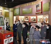 북한주재 쿠바대사관성원들 조선혁명박물관 참관