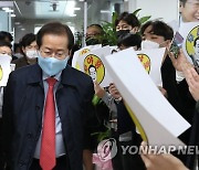 '경선 결선 투표에 임하는 입장문' 발표 위해 캠프 들어서는 홍준표