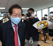 '경선 결선 투표에 임하는 입장문' 발표 위해 캠프 들어서는 홍준표