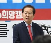 질문에 답하는 홍준표 경선 후보