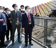 두바이 엑스포 한국관 참관하는 문승욱 산업통상자원부 장관