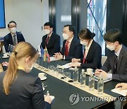 리투아니아 경제혁신부 장관 면담하는 문승욱 산업통상자원부 장관