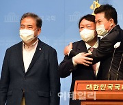 [포토]김태호 공동선대위원장과 포옹하는 윤석열