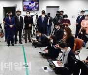 [포토]취재진 질의에 답하는 윤석열 후보와 선대위원장들