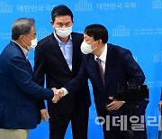 [포토]선대위원장들과 인사 나누는 윤석열 후보