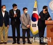 [포토]선대위원장들과 포옹하는 윤석열 후보