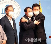 [포토]포옹하는 윤석열-김태호