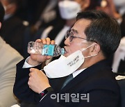 [포토]물 마시는 김동연