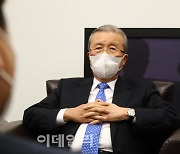 [포토]이준석 대표 바라보는 김종인