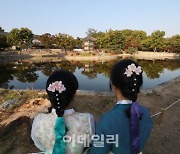 [포토]경복궁 북쪽 정자 '향원정' 구경온 시민들